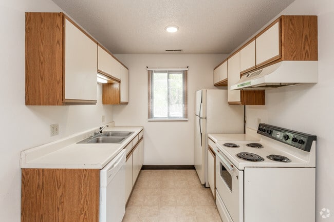3BR, 1BA - 850 SF - Kitchen - Campus West