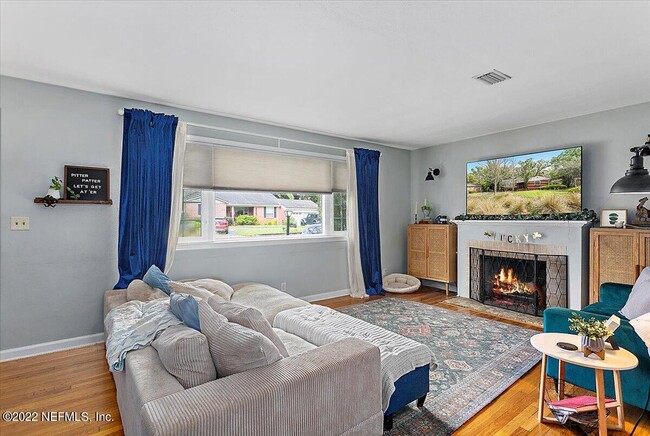 Photo - 4527 Peachtree Cir E
