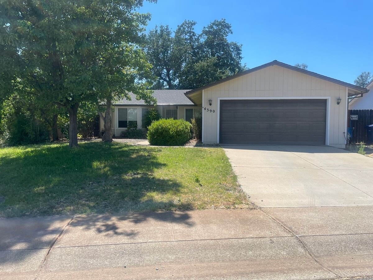 Centrally located 3 bedroom/2 bath House - Centrally located 3 bedroom/2 bath House