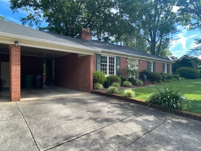 Photo - Myers Park 3 Bedrooms 2 Bathroom Duplex!