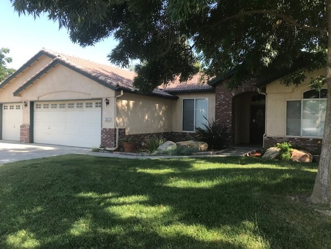 Quiet street in North Hanford, this one wi... - Quiet street in North Hanford, this one wi... House