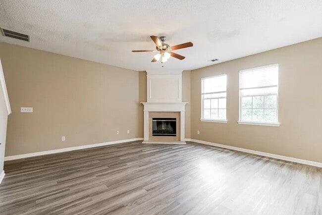Photo - 405 Windstone Trail
