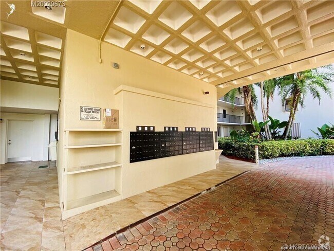 Building Photo - 10044 S Ocean Dr Unit 206 Rental