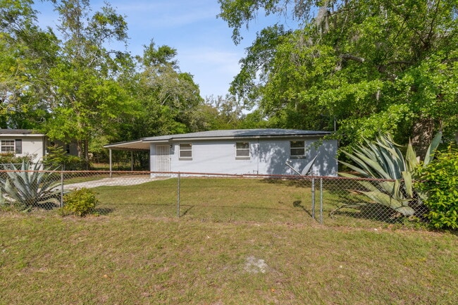 Photo - 2304 Miss Muffet Ln W