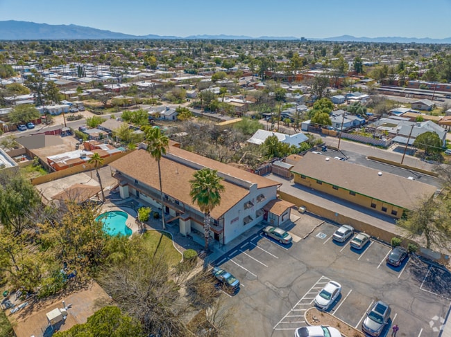 Building Photo - 3052 N Alvernon Way Rental