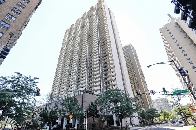 Building Photo - 6033 N Sheridan Rd Unit 4G Rental
