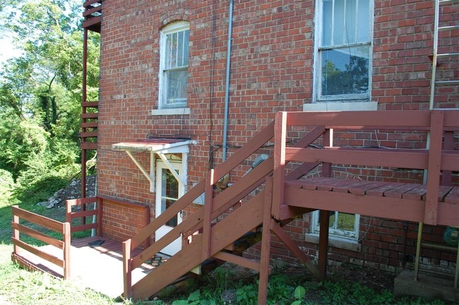 Building Photo - 15 S High St Unit C