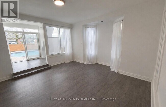 Photo - 1918 A Queen St E