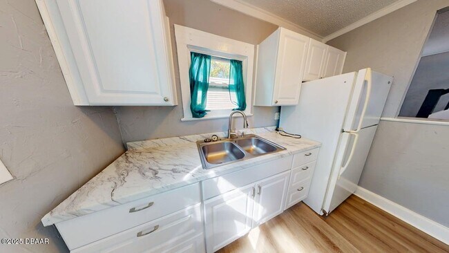 Photo - 831 N Oleander Ave