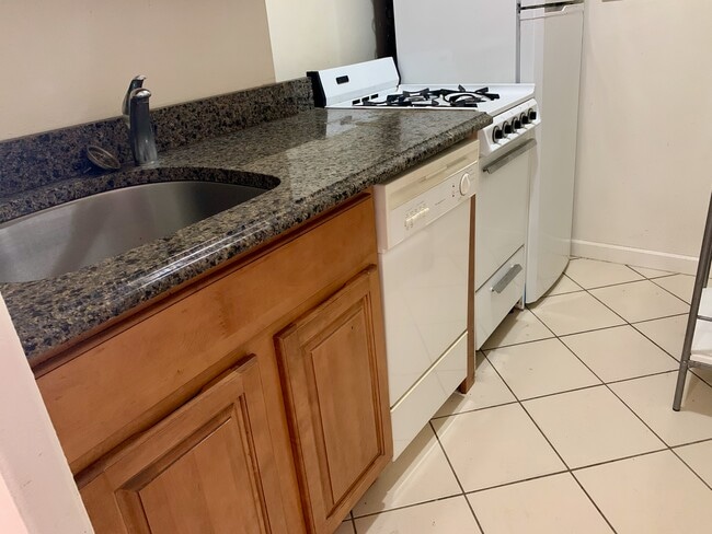 Building Photo - 10 Huron Ave Unit 5R