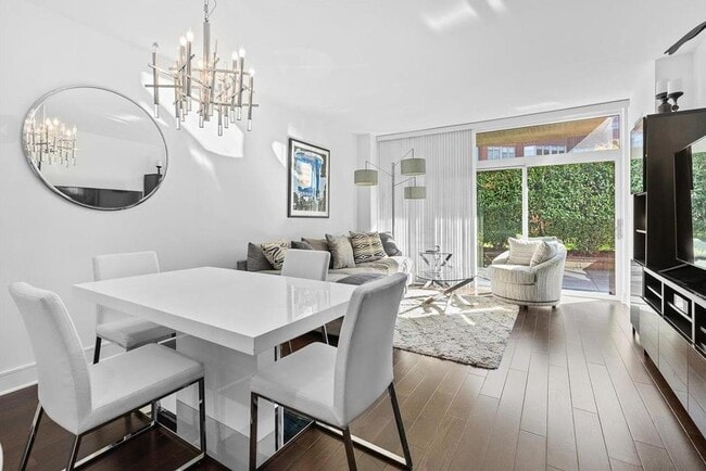 Building Photo - 1100 Maxwell Ln Unit 418