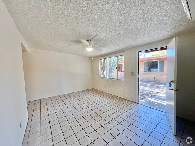 Building Photo - Charming Central Townhome