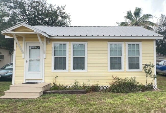 Building Photo - 2716 Deer St