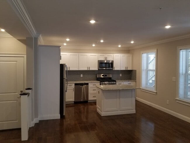 Building Photo - 43 Oak St Unit 1