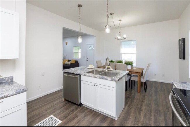 Photo - 1607 Logan St