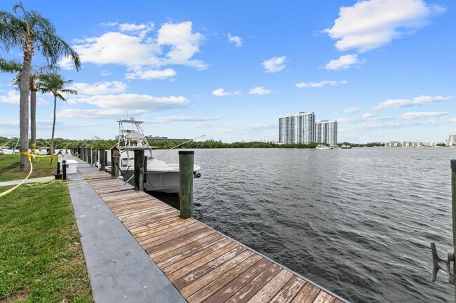 Building Photo - 16546 NE 26th Ave Unit 5h