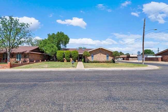 Photo - 1800 W 23rd St