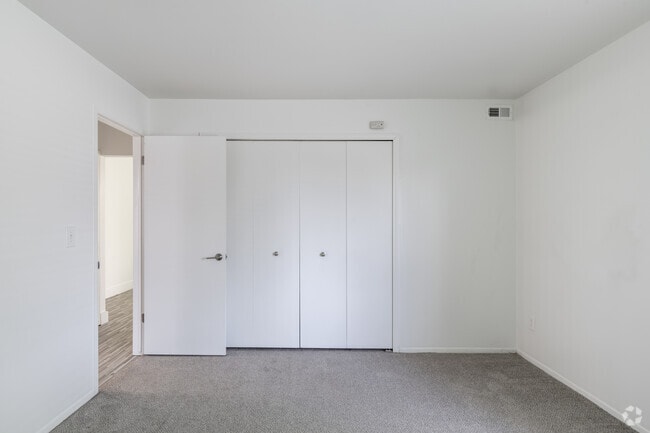 2BR, 1BA - 1,010SF - West Oaks