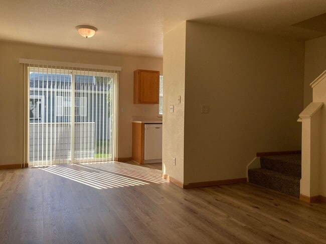 Building Photo - Bright & Convenient Townhouse Living!