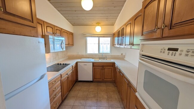 1076 Oaktree Dr