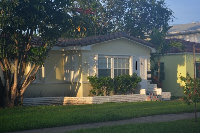 Building Photo - 1642 Van Buren St Rental
