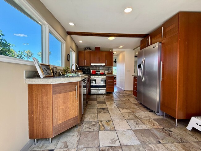 Photo - Gorgeous Fully Furnished Ocean Beach Retreat + FLEXIBLE STAY