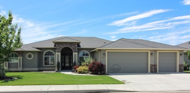 Building Photo - 3047 Bluffs Dr