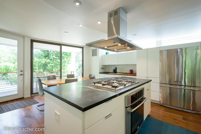 Photo - Fully Furnished Contemporary Residence in the Heart of Arlington
