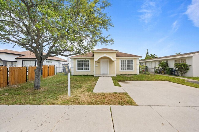 Photo - 841 NW 10th St