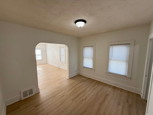 Photo - 146 Bondie St