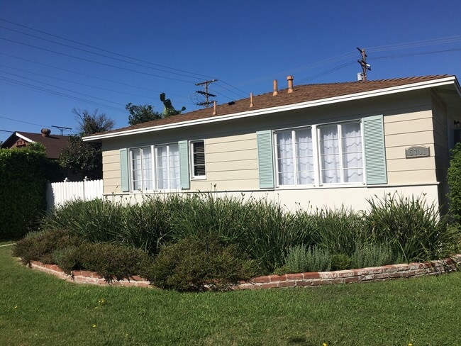 Photo - 5711 Woodman Ave Unit 5711