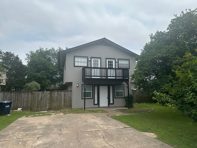 Building Photo - 3/1.5 House with HUGE backyard available in February!