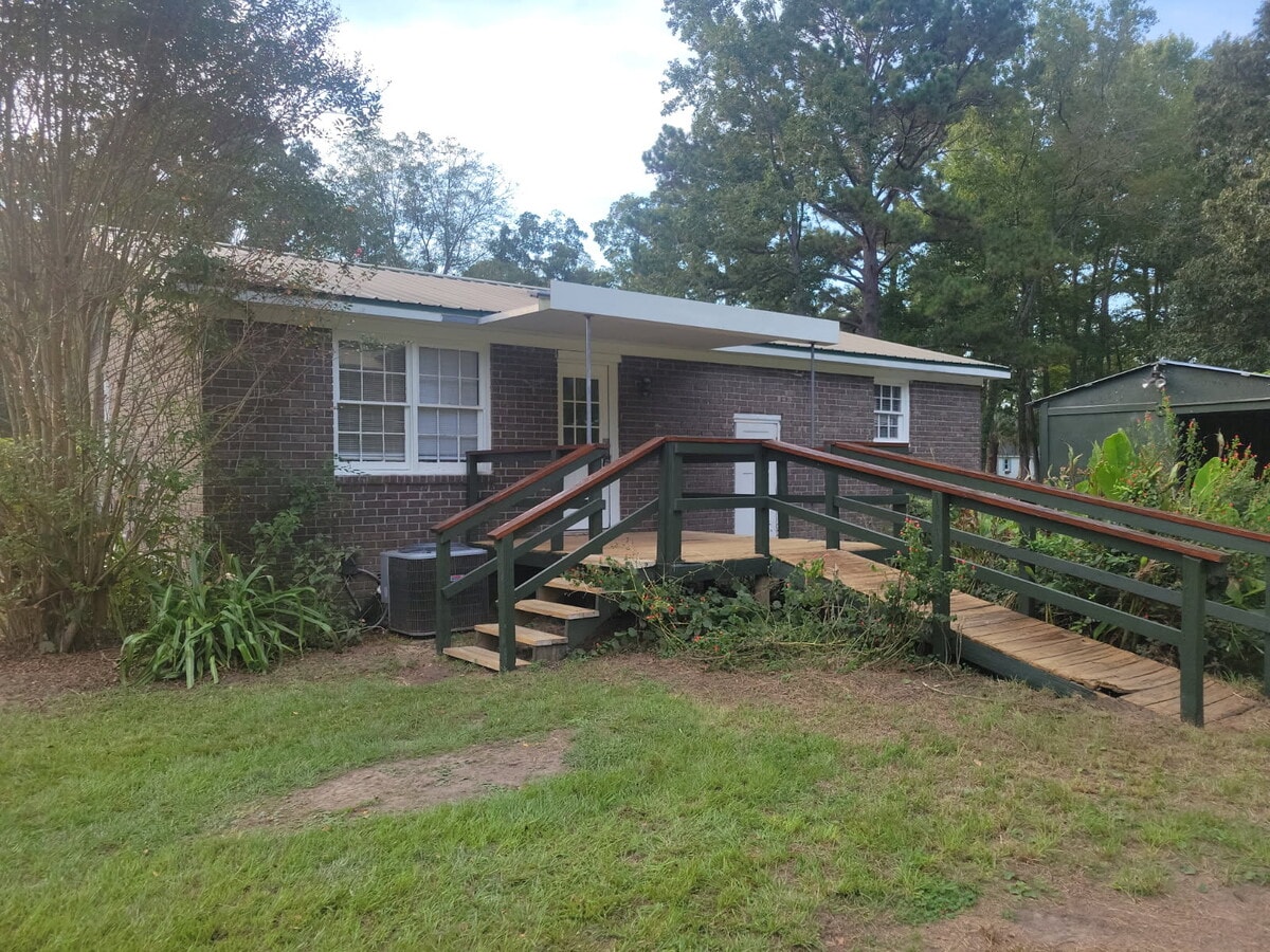 Photo - 7234 Commodore Rd