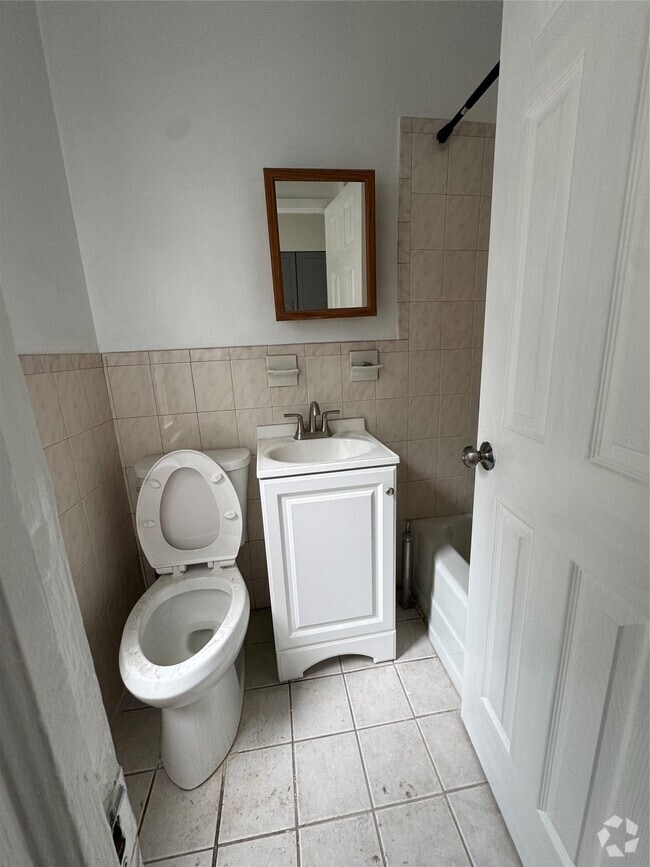 Building Photo - 84-40 60th Dr Unit 1fl Rental