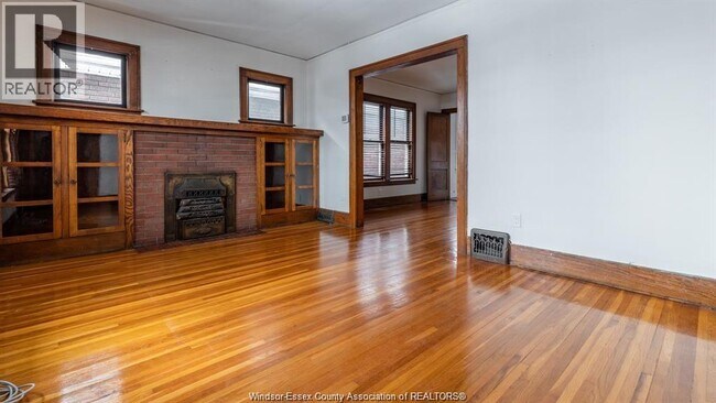 Photo - 533 Moy Ave