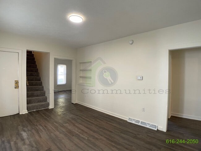 Photo - Spacious 4 Bedroom- Whole Home! Available ...