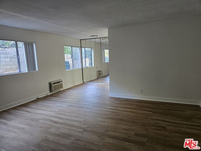 Building Photo - 1226 Larrabee St Rental