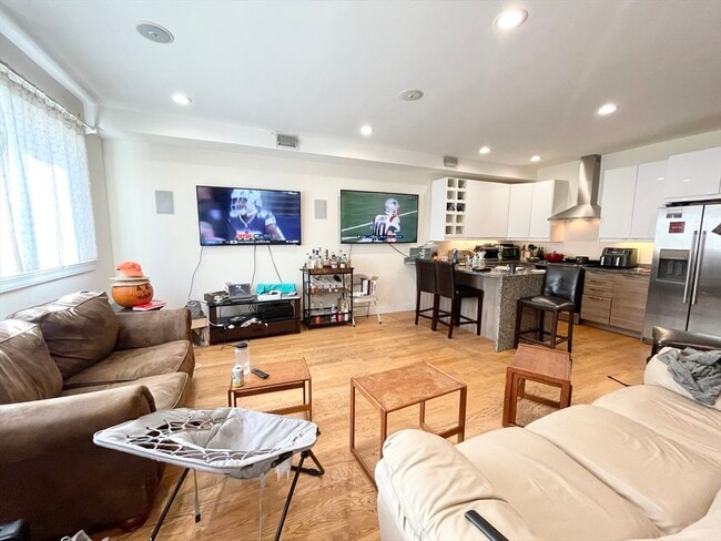 Photo - 275 Dorchester St