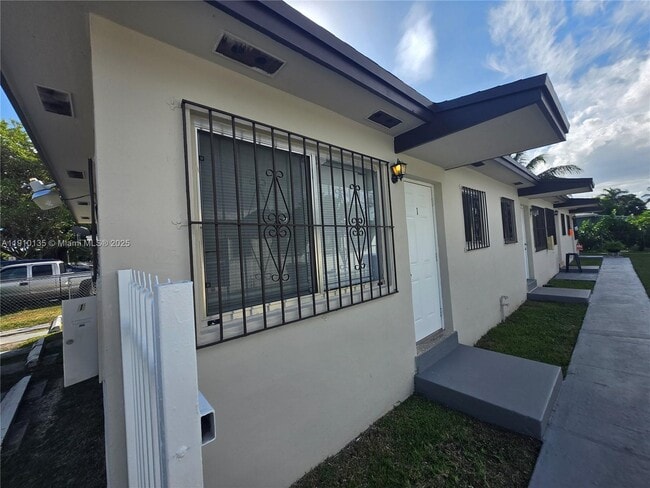 Building Photo - 3110 NW 19th Ave Unit 1