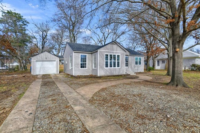 Building Photo - 1313 E Lamar St