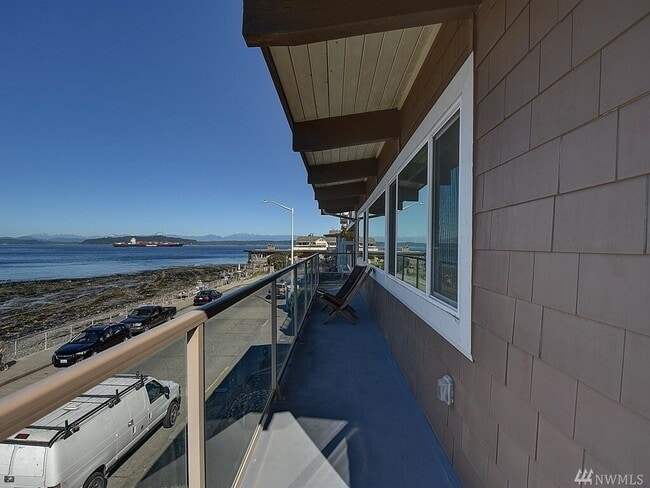 Building Photo - 3318 Beach Dr SW