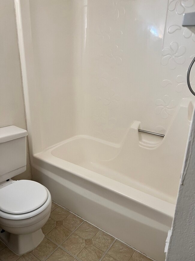 Photo - Maple Pointe Aparmtents Unit 1