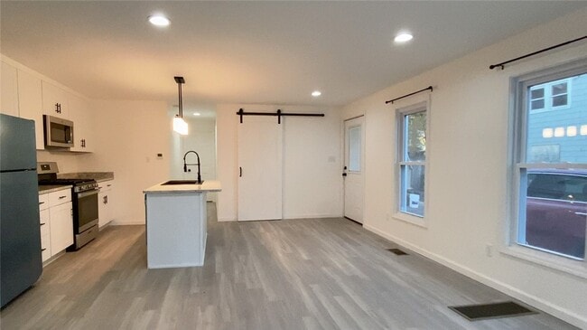 Photo - 470 W 2nd St