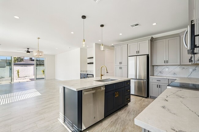 Photo - 910 E Roma Ave Casa