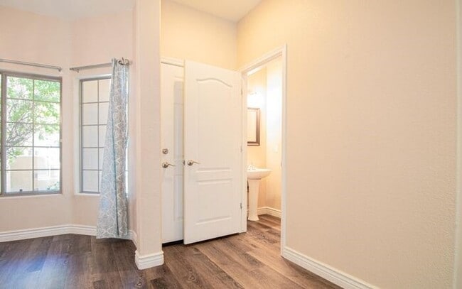 Photo - Gorgeous 2/2.5 condo for rent in Scottsdale.