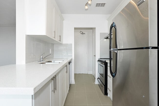 Building Photo - Bloor Yonge Tower Unit 01103