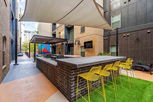 21-Pearl-Apartments-Near-UT-Austin-Courtyard-Grilling-Stations - 21 Pearl