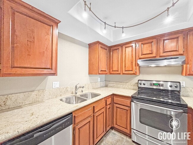 Building Photo - Inviting 1B/1.5BA Condo with Balcony in Cortez Hill Unit 211