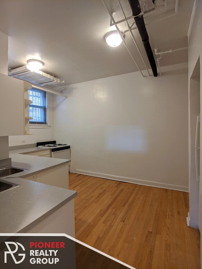 Photo - 820 W Waveland Ave