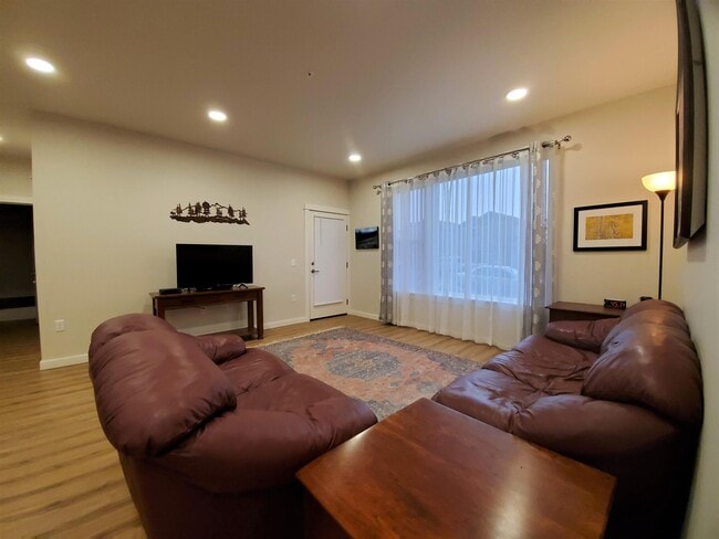 Photo - 2222B Willow Dr